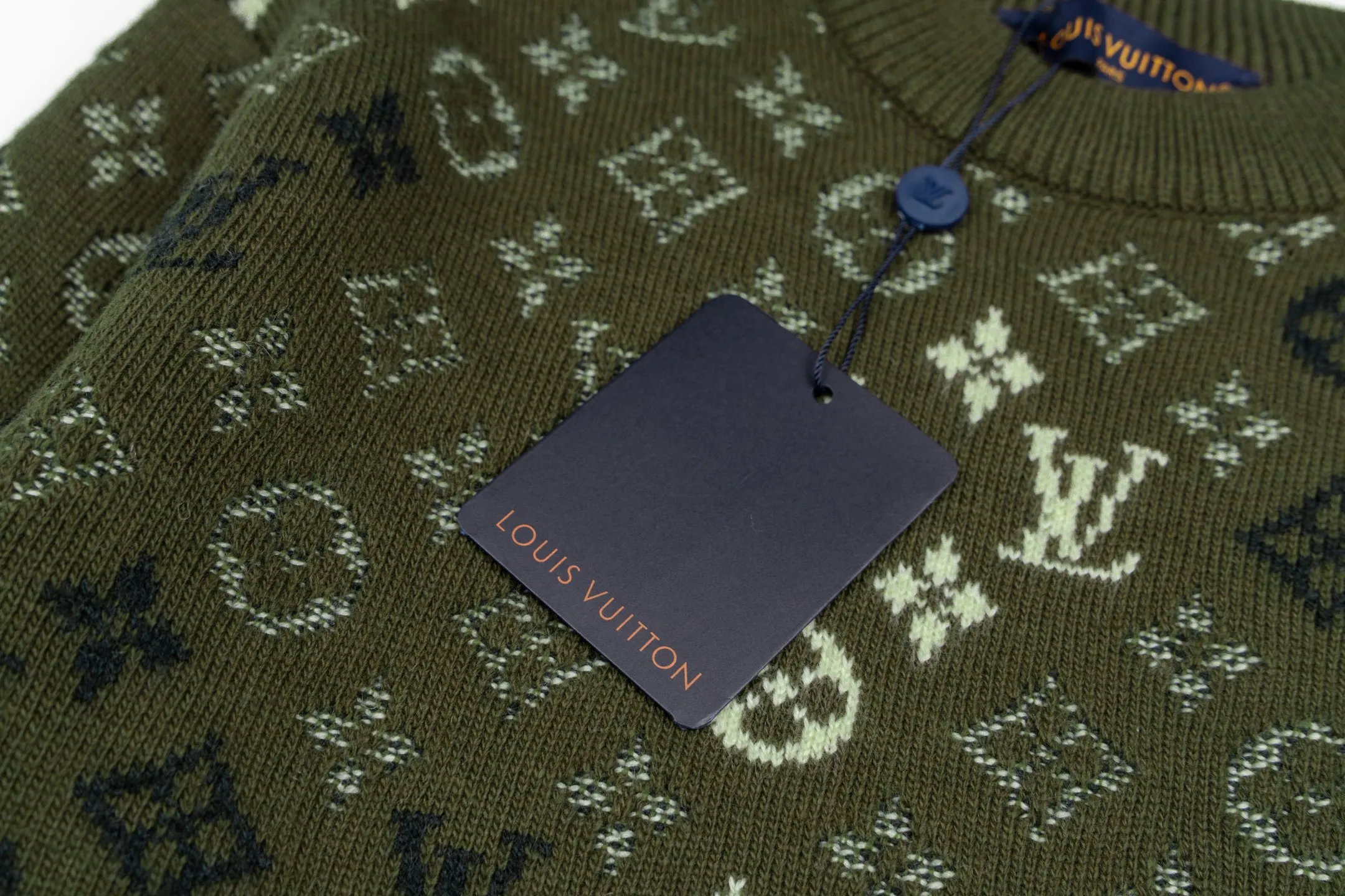 🅿️560 1v 26SS all-over green camouflage jacquard crew neck sweater. The original version was purchased and developed for 16,360 yuan. The fabric is made of high-quality wool blended fabric, which is soft to the touch and has excellent warmth retention. The overall design adopts a round neck, and the collar, cuffs and hem are all ribbed, with moderate elasticity, comfortable to wear and not easy to deform. The main part uses jacquard technology, and the pattern is composed of the brand's iconic letters and geometric figures. The colors are distinct and the three-dimensional effect is strong. Multi-colored yarns are interwoven during the jacquard process to ensure clear patterns and long-lasting washability. The knitting density is uniform and the number of stitches per inch is precisely controlled to ensure the stiffness and breathability of the clothing. The splicing of the shoulders and sleeves adopts seamless technology, with smooth and natural lines without excess threads. The overall workmanship is fine, and every stitch is even and neat, reflecting the high-quality production process. The overall wiring is straight and delicate, the fabric is comfortable and soft, and the color is consistent without color difference. It can be matched with the same style to create a fashionable look and control various occasions. Customized accessories, complete with three standards, the same style for men and women. Size:S-M-L-XL